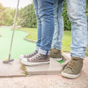 couple playing mini golf | Plumlee Vacation Rentals