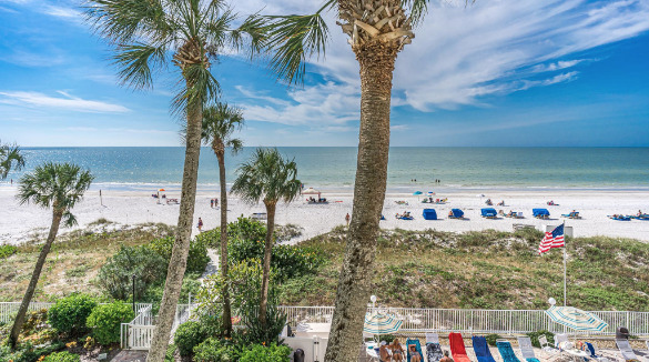 lounging on the gulf coast | Plumlee Realty