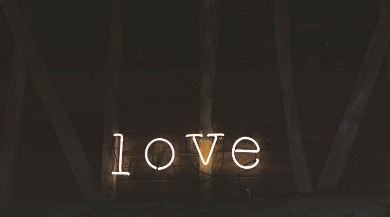 neon love sign | Plumlee Vacation Rentals